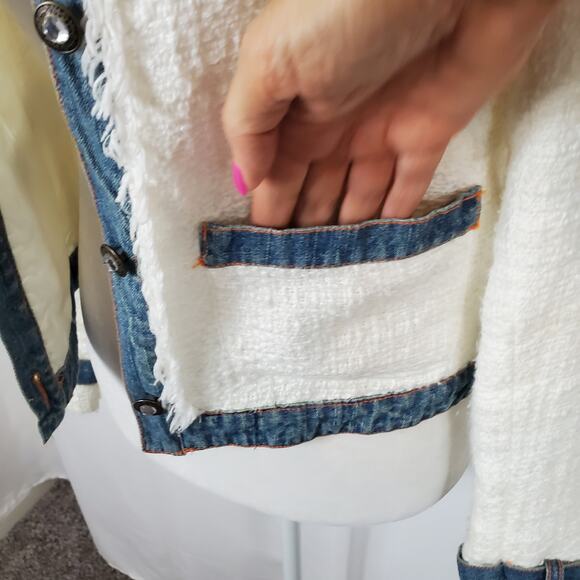 Cache White and Blue Jacket - Picture 6 of 8